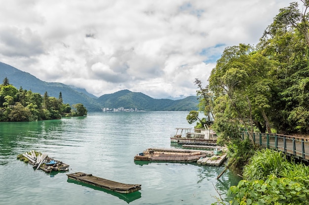 Foto sun moon lake met boten