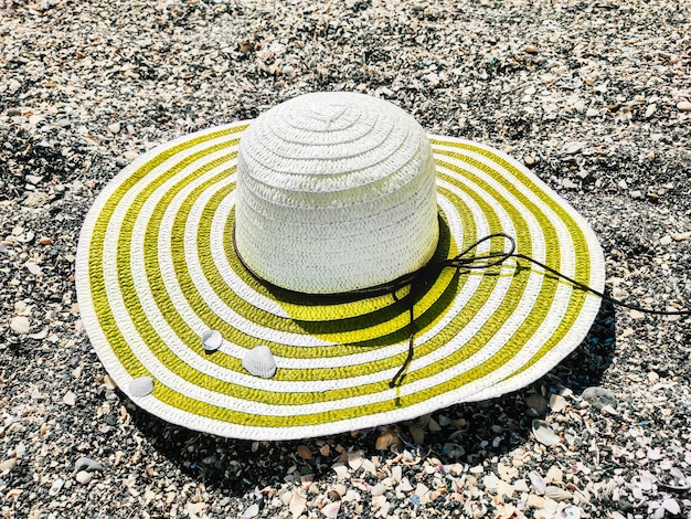 Foto cappello di protezione solare con strisce gialle