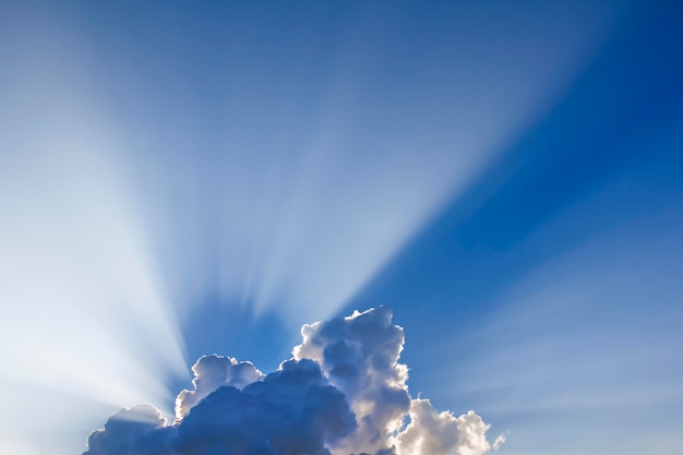 Photo sun rays come through clouds