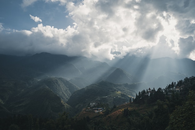 Photo sun rays over the town of sa pa vietnam