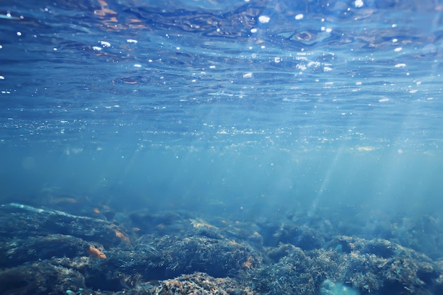 水青い海の背景の下で太陽光線、水の壁紙で抽象的な太陽の光