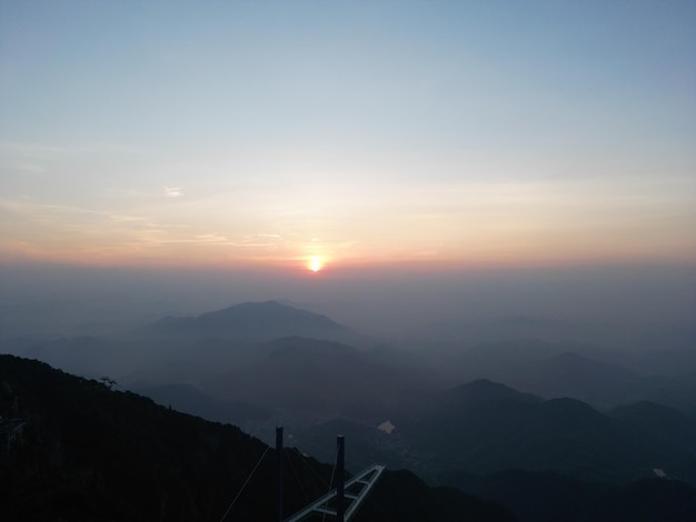 Foto sorge il sole in montagna