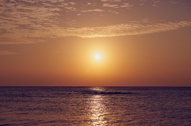 夜明けに紅海に昇る朝日