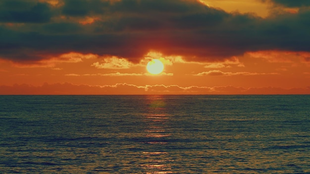 朝早くに太陽が昇る 海の景色 熱帯の自然の背景