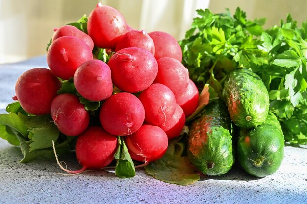 太陽の光がテーブルの上にある野菜を照らす