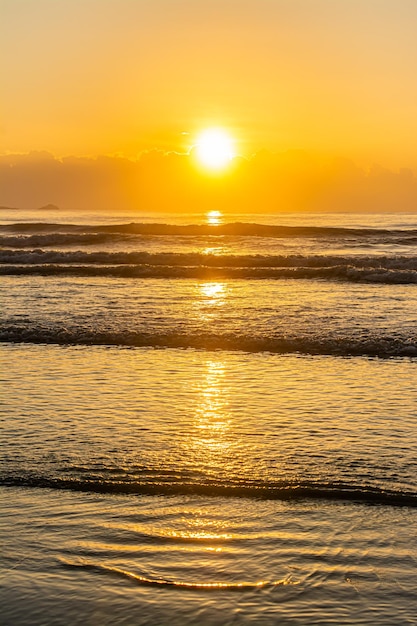 太陽と海の夕日の背景自然の構成