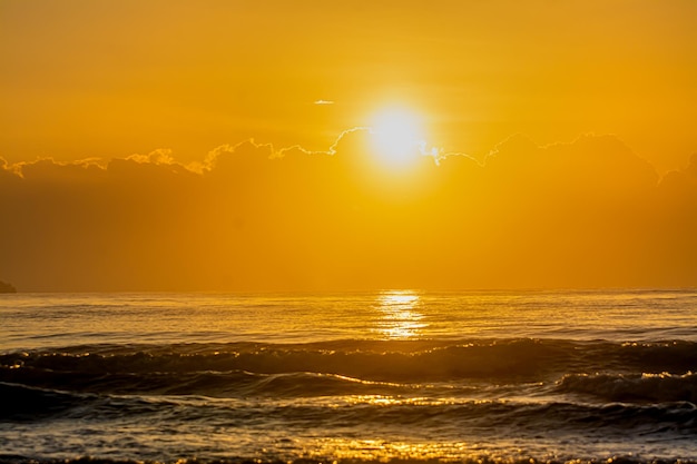 太陽と海の夕日の背景自然の構成