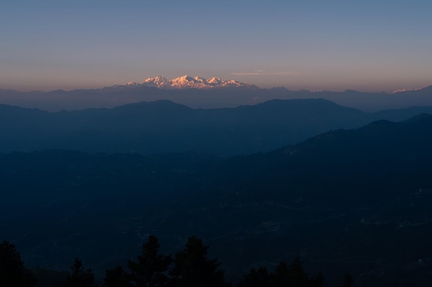 ヒマーチャル・プラデーシュ州の山々に夕日が沈みます。
