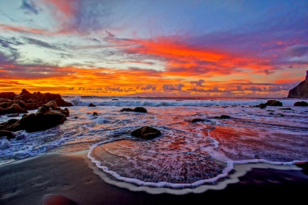 Закат солнца в Атлантическом океане на Канарских островах Тенерифе в Испании
