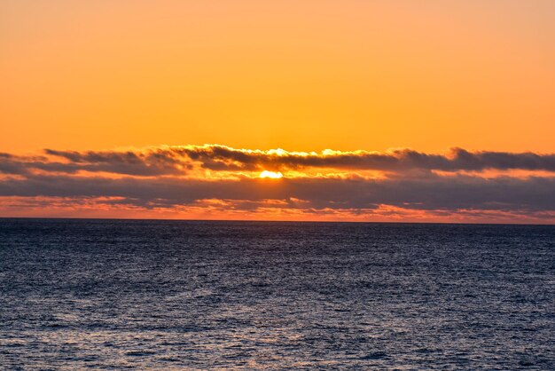 スペイン、テネリフェ島カナリア諸島の大西洋に沈む夕日