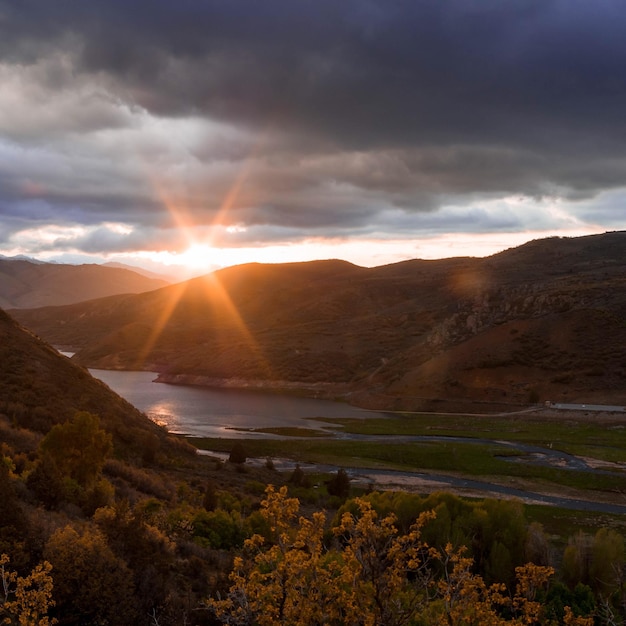 Photo sun setting behind mountains