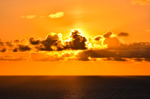 写真 スペイン、テネリフェ島カナリア諸島の大西洋に沈む夕日