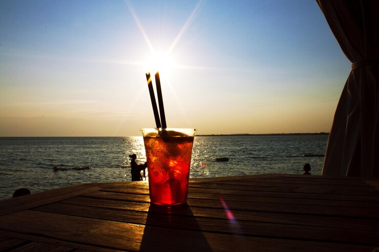 Photo sun setting over sea