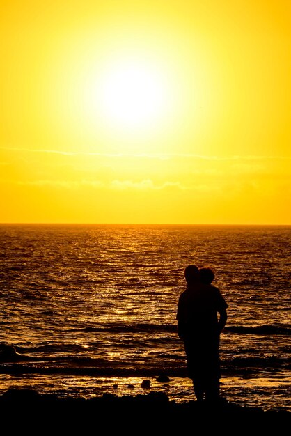 Foto il tramonto sul mare