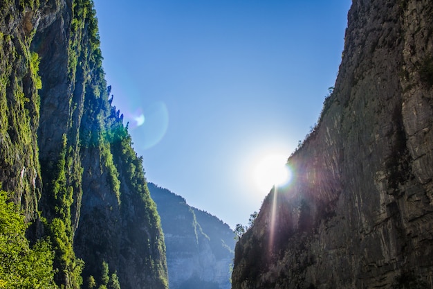 Il sole splende attraverso la gola tra le montagne