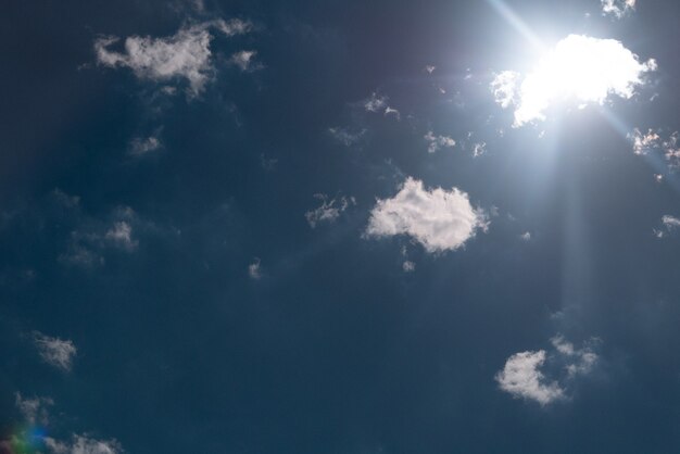 美しい嵐の雲の上に輝く太陽、雨の後空は晴れています