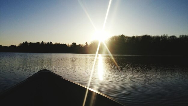 Photo sun shining over lake