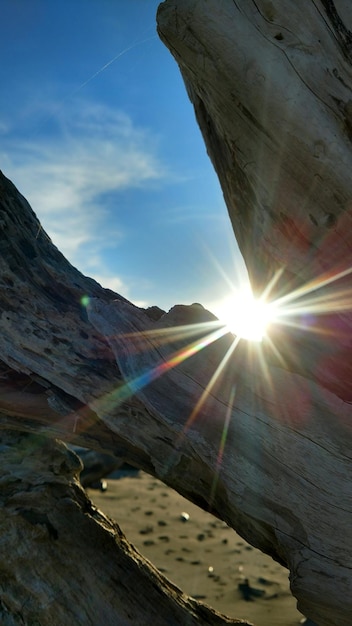 Foto il sole splende sulla montagna