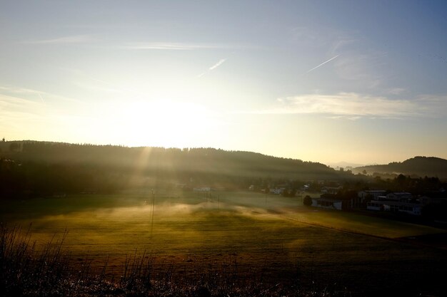 写真 太陽が景色を照らしている