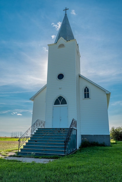 写真 カナダ、サスカチュワン州ノース サウジーのザイオン ルーテル教会に輝く太陽