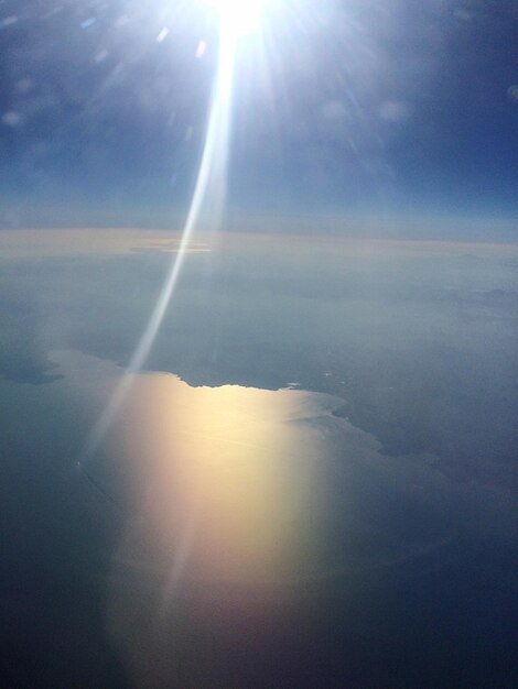 Photo sun shining over sea