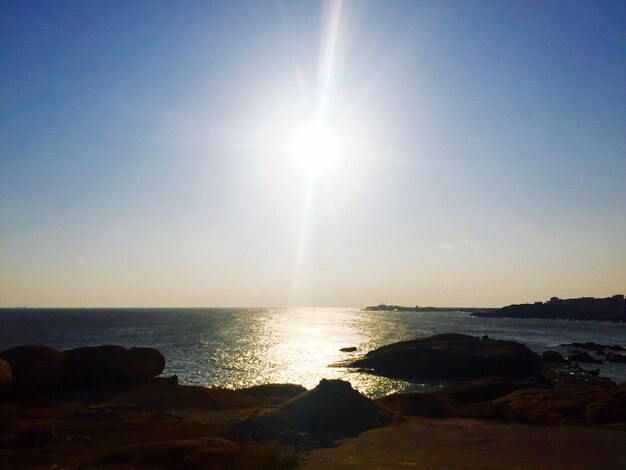 Foto il sole splende sul mare