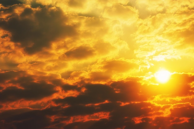 劇的な空の雲を通して輝く太陽