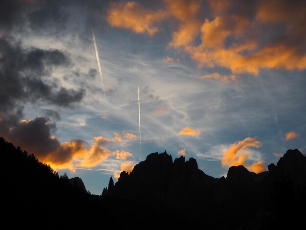 Foto il sole splende attraverso le nuvole sopra le montagne