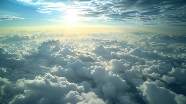 空の雲の間から輝く太陽