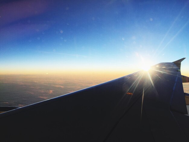 写真 雲の中を照らす太陽