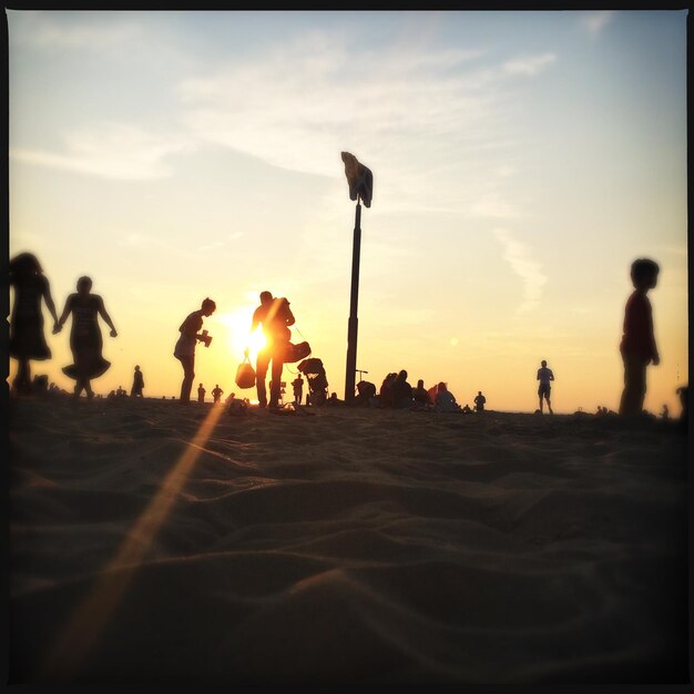 Foto il sole splende attraverso le nuvole