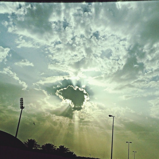 雲の中を照らす太陽