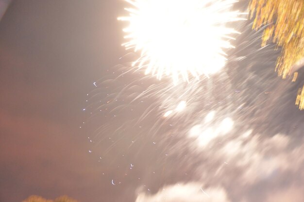 写真 雲の中を照らす太陽