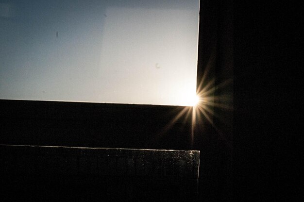 写真 雲の中を照らす太陽