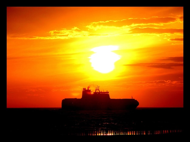 写真 雲の中を照らす太陽