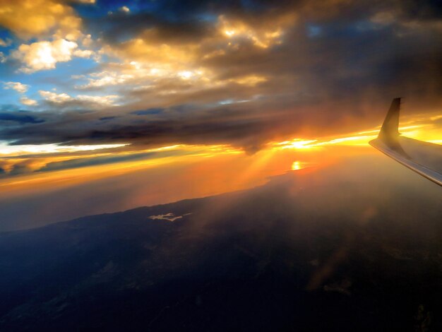 Foto il sole splende attraverso le nuvole.