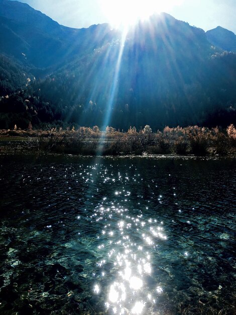 Foto il sole splende sull'acqua