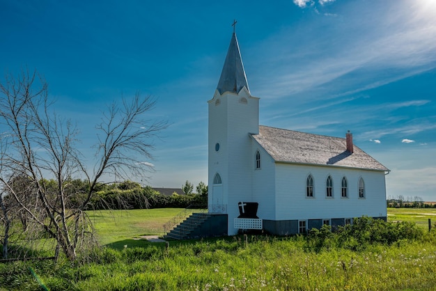 Sole che splende su zion chiesa luterana a north southey, saskatchewan, canada