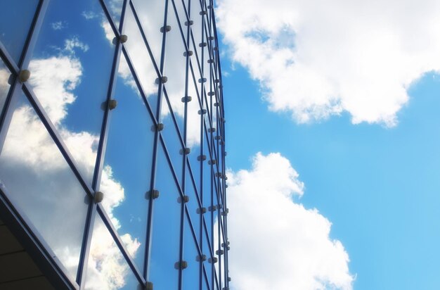 Il sole e il cielo in un edificio di vetro