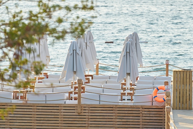 Foto ombrelloni in spiaggia