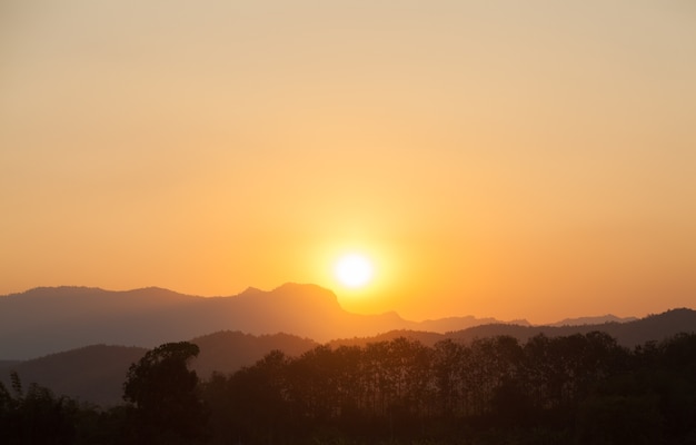 太陽が沈む