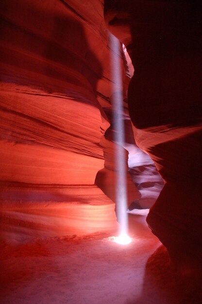 Photo sunbeam falling amidst canyons in desert