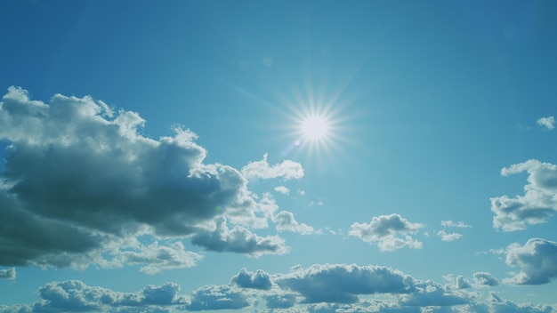 霧の空に輝く太陽の光 雲に照らされた太陽の光