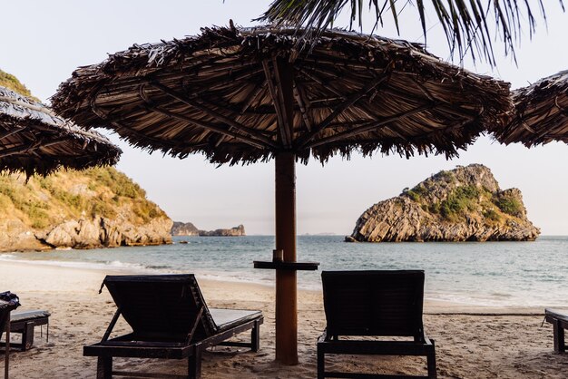 Lettini sulla spiaggia con vista sull'isola