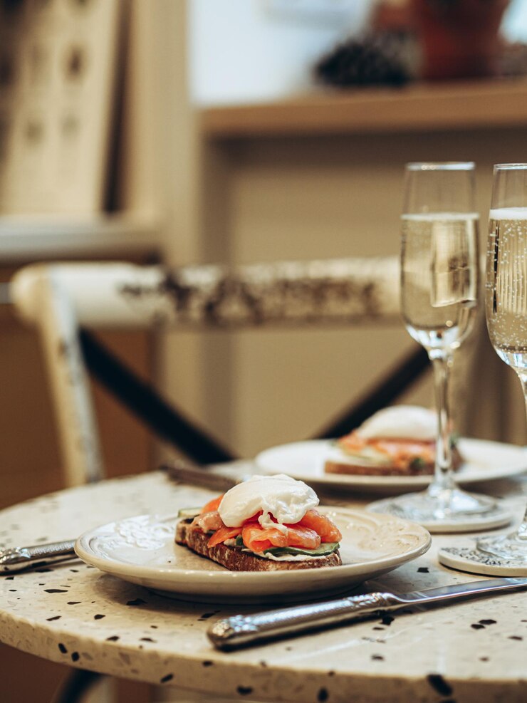 Photo sunday brunch with prosecco and eggs and salmon bruschetta on marble table at home on kitchen