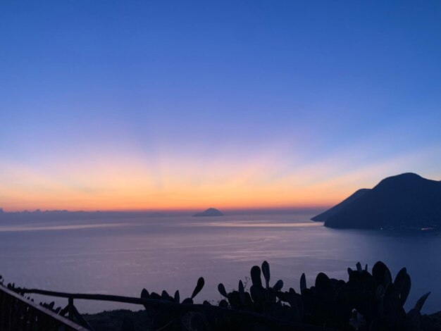 Foto il tramonto sull'isola di lipari