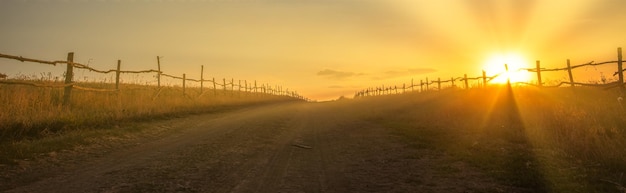 Sundown's Charm Verweerde Hek en Landweg in Twilight