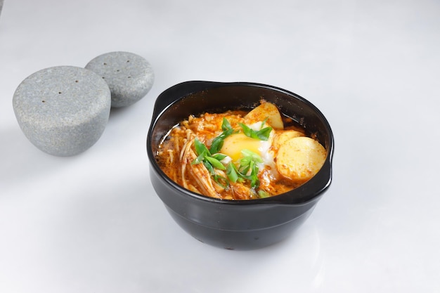 Sundubu JJigae is Koreaanse pittige zachte tofu-stoofpot.