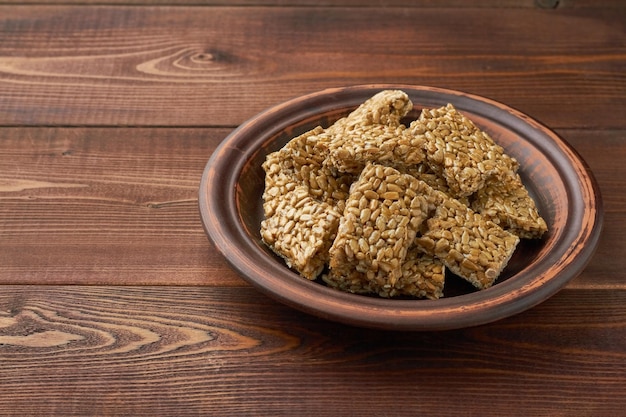 Photo sunflower seeds brittle white plate georgian oriental sweetnes kozinaki gozinaki brown background