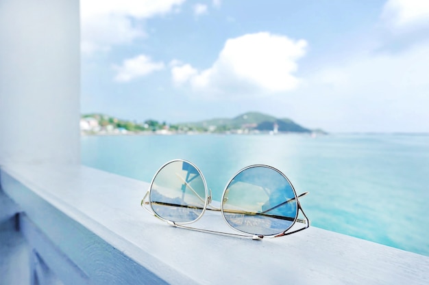 Foto accessori per occhiali da sole per viaggiare sulla spiaggia del mare.